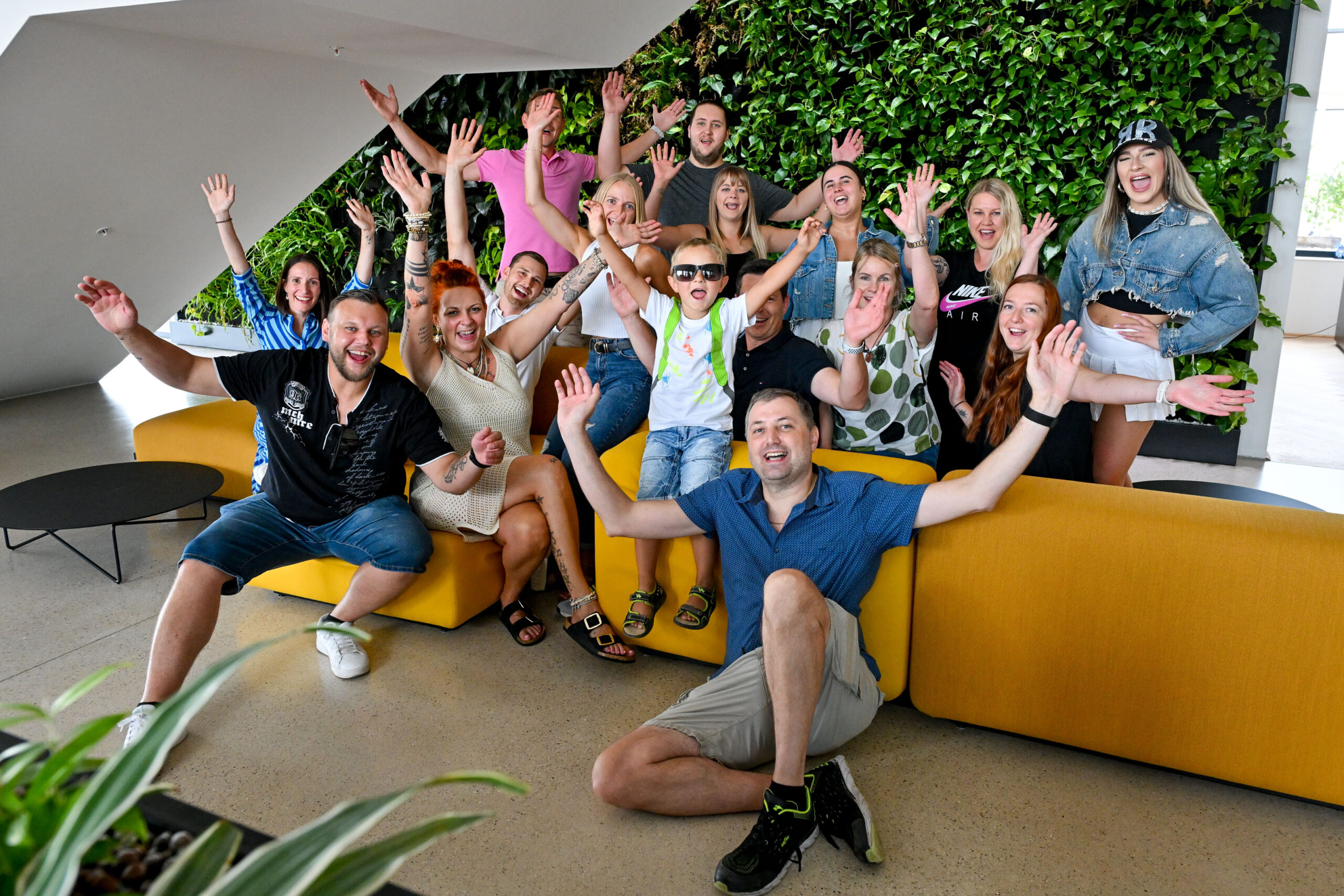 Gruppenfoto von Mitarbeitenden im GEBOL-Gebäude